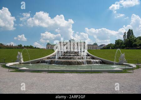 Wien, Österreich - 5. Juni 2019; EIN Brunnen mit Blick auf den oberen Belvedere-Palast, einer der beiden Baroque Palaces von Belvedere, wo Kunstausstellung Stockfoto