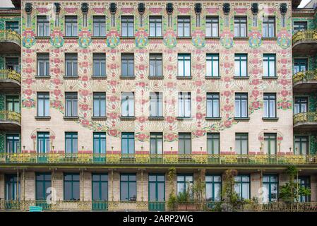 Wien, Österreich - 6. Juni 2019; Majolikahaus ein von Otto Wagner gestaltetes Mietshaus mit reicher Blumenornamentik an der Fassade des Gebäudes Stockfoto