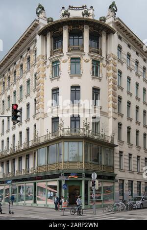 Wien, Österreich - 6. Juni 2019; Wagners Musenhaus neben dem Majolikahaus, beide von Otto Wagner entworfen, mit reicher goldener Ornamentik designiert Stockfoto