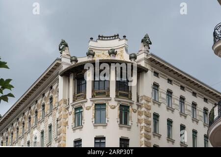 Wien, Österreich - 6. Juni 2019; Wagners Musenhaus neben dem Majolikahaus, beide von Otto Wagner im Jugendstil gestaltet, mit weiblichem s Stockfoto