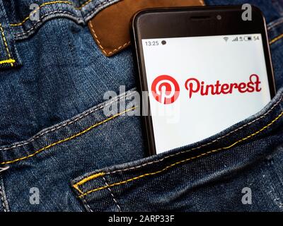In dieser Abbildung wird das Pinterest Social Network-Logo auf einem Smartphone in Jeans-Poket angezeigt Stockfoto