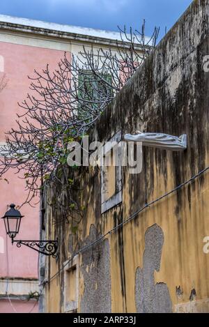 "Madonna Verso il Cielo" Installationskunst entworfen von Alfredo Romano auf Via Santa Lucia Alla Badia Straße, Insel Ortygia, Syrakus, Sizilien, Italien Stockfoto