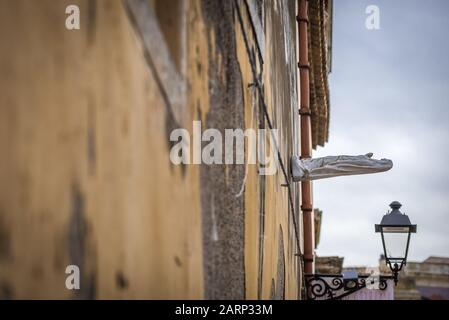 "Madonna Verso il Cielo" Installationskunst entworfen von Alfredo Romano auf Via Santa Lucia Alla Badia Straße, Insel Ortygia, Syrakus, Sizilien, Italien Stockfoto