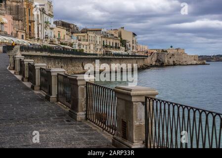 Blick vom Alfeo Promenade auf der Insel Ortygia, historischen Teil der Stadt Syrakus, südöstlichen Ecke der Insel Sizilien, Italien Stockfoto