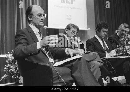 Letztes Treffen der ARP im Zusammenhang mit der Zusammenführung in CDA, in Amsterdam Von L.N.R. Aantjes, Bukman und Van Houwelingen Anmerkung: Aufgabe ARP Datum: 27. september 1980 Ort: Amsterdam, Noord-Holland Schlüsselwörter: ARP, CDA, Mitglieder, politische Parteien persönlicher Name: Aantjes, Willem, Bukman, Piet, Piet, Jan van Institutioningsnaam: ARP Stockfoto