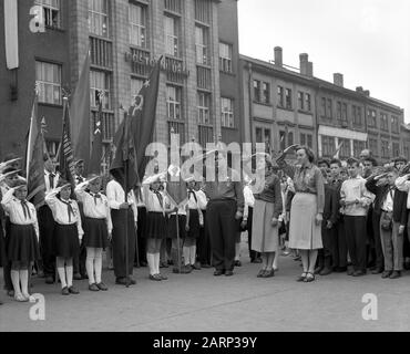 Pionier-Kongress in Nachod, Tschechien (Tschechoslowakei), Mai 1959. Stolze Mädchen und Jungen mit Fahnen grüßen - Zeremonie auf dem Platz der Stadt. Stockfoto