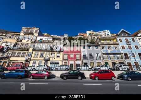 Gebäude und Autos auf der Rua da Ribeira Negra Straße in Porto Stadt auf der Iberischen Halbinsel, zweitgrößte Stadt Portugals Stockfoto