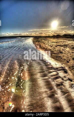 Stadt St Andrews, Schottland. Künstlerische Sicht auf West Sands Beach, an einem kalten Januartag, mit der Stadt St Andrews im fernen Hintergrund. Stockfoto