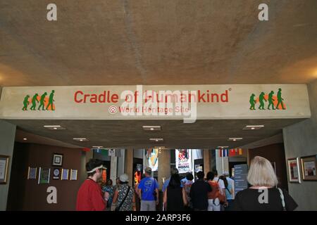 Touristen, die in die Eingangstür der Cradle of Humankind, Maropeng, Gauteng, Südafrika, gehen. Stockfoto