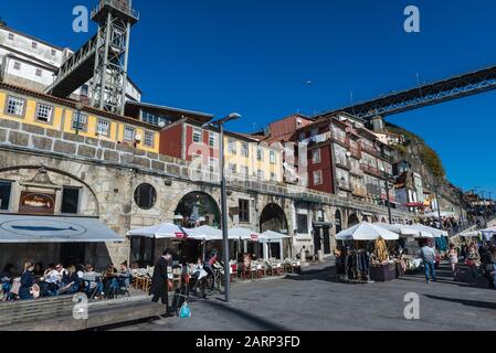 Mietshäuser an der Straße Cais da Ribeira am Flussufer, Bezirk Ribeira in der Stadt Porto, zweitgrößte Stadt Portugals Stockfoto