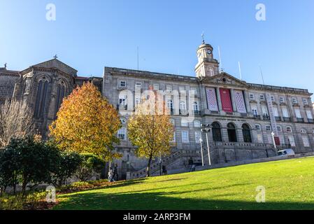 Bolsa-Palast (Palacio da Bolsa - Börsenkalast) und Kirche des Heiligen Franziskus in der Stadt Porto, der zweitgrößten Stadt Portugals Stockfoto