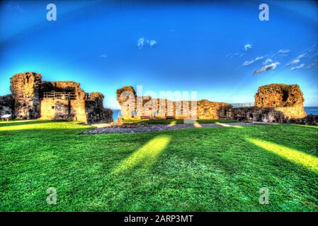 Stadt St Andrews, Schottland. Kunstblick auf die historische Burgruine St Andrews mit Blick auf Castle Sands und die Nordsee. Stockfoto