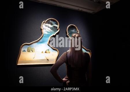 London, Großbritannien, 29. Januar 2020, EIN surrealistisches Meisterwerk von Salvador Dalí, Paar aux têtes de peins nuages (1937), führen Bonhams impressionistische und Moderne Fotocall heute. Das Werk, das noch nie auf Auktion angeboten wurde, hat eine Schätzung von 7.000.000 £- 10.000.000. Dalí schuf Das Paar aux têtes de peins nuages (1937) während der spanischen Bürgerkriege in Cadaqués. Der Verkauf findet am 26. März 2020 statt.Credit: Keith Larby/Alamy Live News Stockfoto