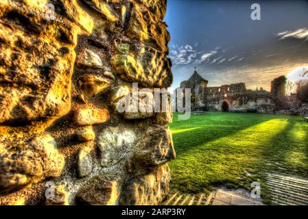 Stadt St Andrews, Schottland. Künstlerische Silhouetten haben einen Blick auf die historische Burgruine St Andrews. Stockfoto