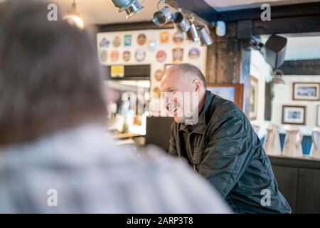 Der Mann genießt sein Bier im britischen Pub, Großbritannien Stockfoto