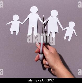 Handschneiden mit Scherenpapier der Familie, grau geschnitten Stockfoto