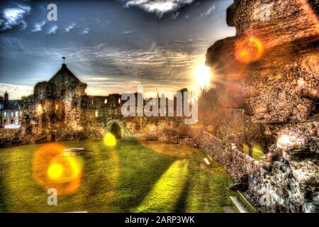 Stadt St Andrews, Schottland. Künstlerische Silhouetten haben einen Blick auf die historische Burgruine St Andrews. Stockfoto