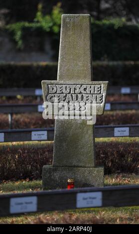 Seelow, Deutschland. Januar 2020. Auf dem städtischen Friedhof ist ein Gedenkstein mit der Aufschrift "1945 getötete deutsche Soldaten" zu sehen. Hier ruhen 649 deutsche Soldaten, die zwischen Januar und April 1945 während der Kämpfe um die Seelower Höhen ums Leben kamen. Kurz vor Ende des Zweiten Weltkriegs starben in der Schlacht auf den Seelower Höhen östlich von Berlin Zehntausende Soldaten und Zivilisten in der größten Schlacht des Zweiten Weltkriegs auf deutschem Boden. Credit: Patrick Pleul / dpa-Zentralbild / ZB / dpa / Alamy Live News Stockfoto