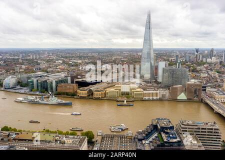 Luftansicht des dichten London auf der Themse, Großbritannien Stockfoto