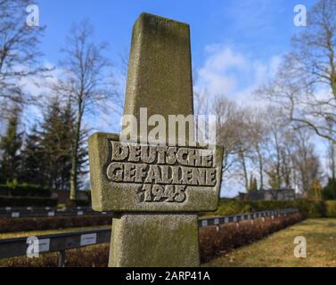 Seelow, Deutschland. Januar 2020. Auf dem städtischen Friedhof ist ein Gedenkstein mit der Aufschrift "1945 getötete deutsche Soldaten" zu sehen. Hier ruhen 649 deutsche Soldaten, die zwischen Januar und April 1945 während der Kämpfe um die Seelower Höhen ums Leben kamen. Kurz vor Ende des Zweiten Weltkriegs starben in der Schlacht auf den Seelower Höhen östlich von Berlin Zehntausende Soldaten und Zivilisten in der größten Schlacht des Zweiten Weltkriegs auf deutschem Boden. Credit: Patrick Pleul / dpa-Zentralbild / ZB / dpa / Alamy Live News Stockfoto