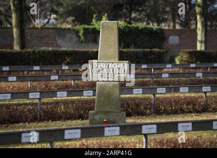 Seelow, Deutschland. Januar 2020. Auf dem städtischen Friedhof ist ein Gedenkstein mit der Aufschrift "1945 getötete deutsche Soldaten" zu sehen. Hier ruhen 649 deutsche Soldaten, die zwischen Januar und April 1945 während der Kämpfe um die Seelower Höhen ums Leben kamen. Kurz vor Ende des Zweiten Weltkriegs starben in der Schlacht auf den Seelower Höhen östlich von Berlin Zehntausende Soldaten und Zivilisten in der größten Schlacht des Zweiten Weltkriegs auf deutschem Boden. Credit: Patrick Pleul / dpa-Zentralbild / ZB / dpa / Alamy Live News Stockfoto