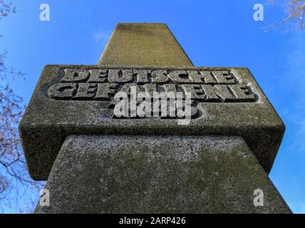 Seelow, Deutschland. Januar 2020. Auf dem städtischen Friedhof ist ein Gedenkstein mit der Aufschrift "1945 getötete deutsche Soldaten" zu sehen. Hier ruhen 649 deutsche Soldaten, die zwischen Januar und April 1945 während der Kämpfe um die Seelower Höhen ums Leben kamen. Kurz vor Ende des Zweiten Weltkriegs starben in der Schlacht auf den Seelower Höhen östlich von Berlin Zehntausende Soldaten und Zivilisten in der größten Schlacht des Zweiten Weltkriegs auf deutschem Boden. Credit: Patrick Pleul / dpa-Zentralbild / ZB / dpa / Alamy Live News Stockfoto