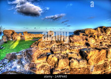 Stadt St Andrews, Schottland. Kunstblick auf die historische Burgruine St Andrews mit Blick auf Castle Sands und die Nordsee. Stockfoto