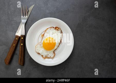 Draufsicht auf gebratenes Ei Nahaufnahme. Frühstück. Sonnige Seite weiches frittiertes Ei. Kopierbereich. Stockfoto