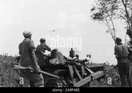 4. Infanteriebrigade bereit, nach Wlingi Zum Vormarsch nach Wlingi und Blitar (Java) vorzurücken. Bei Toempakredje kommt es aufgrund von Baumschranken zu einer gewissen Verzögerung der Säule. Mit einem genialen Bulldozer wird die Angelegenheit jedoch bald geklärt [In der Luft ein Catalina-Flugboot] Datum: Dezember 1948 Ort: Indonesien, Niederländische Ostindien Stockfoto