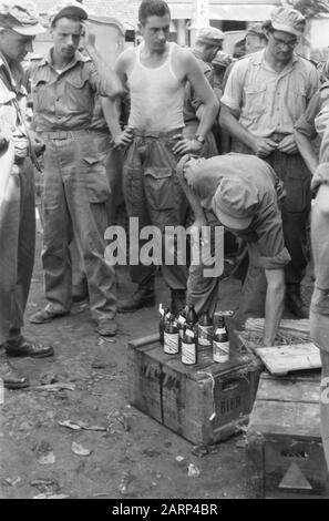 4. Infanteriebrigade bereit, nach Wlingi Zum Vormarsch nach Wlingi und Blitar (Java) vorzurücken. Direkt hinter den vorrückenden Truppen in diesem Gebiet folgt der Kantinenwagen, der vom Bürgertum von Alkmaar und Zandvoort gespendet wurde. Die Männer in Ngebroek (8 km hinter Kepandjen), die auf das Signal zum weiteren Vormarsch warten, müssen nicht auf einer trockenen Seite sitzen Datum: Dezember 1948 Ort: Indonesien, Niederländische Ostindien Stockfoto