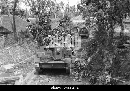 4. Infanteriebrigade bereit, nach Wlingi Zum Vormarsch nach Wlingi und Blitar (Java) vorzurücken. Bei Toempakredje kommt es aufgrund von Baumschranken zu einer gewissen Verzögerung der Säule. Datum: Dezember 1948 Ort: Indonesien, Niederländisch-Ostindien Stockfoto