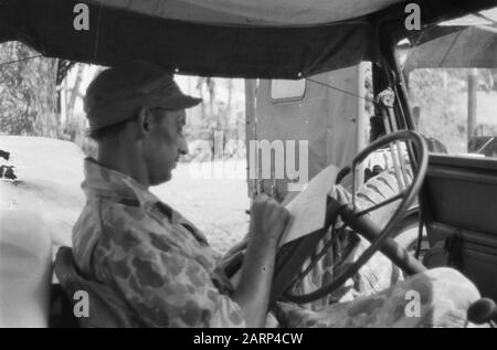 4. Infanteriebrigade bereit, nach Wlingi Zum Vormarsch nach Wlingi und Blitar (Java) vorzurücken. Oprewachtmeester G.J. Koop, schrieb in Ngebroek (8 km hinter Kepandjen) eine Nachricht an Heimatdatum: Dezember 1948 Ort: Indonesien, Java, Niederländisch-Ostindien Stockfoto