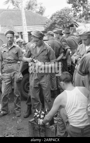 4. Infanteriebrigade bereit, nach Wlingi Zum Vormarsch nach Wlingi und Blitar (Java) vorzurücken. Direkt hinter den vorrückenden Truppen in diesem Gebiet folgt der Kantinenwagen, der vom Bürgertum von Alkmaar und Zandvoort gespendet wurde. Die Männer in Ngebroek (8 km hinter Kepandjen), die auf das Signal zum weiteren Vormarsch warten, brauchen nicht auf einer trockenen Seite sitzen Datum: Dezember 1948 Ort: Indonesien, Java, Niederländisch-Ostindien Stockfoto