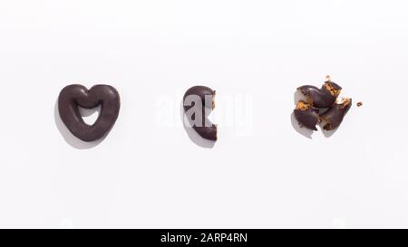 Herzförmige Schokoladenkuchen auf kleinen Stücken zerbrochen Stockfoto