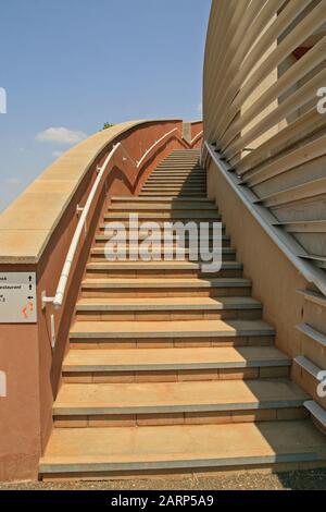 Unten im Treppenhaus auf der Rückseite des Hauptmuseums an Der Wiege der Menschheit vom Steinpfad in Veld, Maropeng, Gauteng, Südafrika. Stockfoto