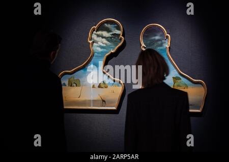 London, Großbritannien, 29. Januar 2020, EIN surrealistisches Meisterwerk von Salvador Dalí, Paar aux têtes de peins nuages (1937), führen Bonhams impressionistische und Moderne Fotocall heute. Das Werk, das noch nie auf Auktion angeboten wurde, hat eine Schätzung von 7.000.000 £- 10.000.000. Dalí schuf Das Paar aux têtes de peins nuages (1937) während der spanischen Bürgerkriege in Cadaqués. Der Verkauf findet am 26. März 2020 statt.Credit: Keith Larby/Alamy Live News Stockfoto