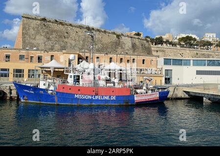 Valletta, MALTA - 11. JANUAR 2020: Ein ehemaliges Fischereiforschungsschiff, das in Aberdeen gebaut wurde und in schottischen Gewässern operiert, wurde die Clupea an die deutsche NGO Sea-Watch verkauft und zu einem Rettungsschiff für Migranten im Mittelmeer umgebaut. 2016 wurde es an Mission Lifeline verkauft und in Lifeline umbenannt. Nachdem Italien mit 239 Migranten an Bord die Einreise verweigert worden war, wurde es nach Malta zugelassen, wo es wegen unlauteren Besitzes und Flaggenrückführung mit dem Kapitän Claus-Peter Reisch festgenommen und gegen Kaution freigelassen wurde. Stockfoto