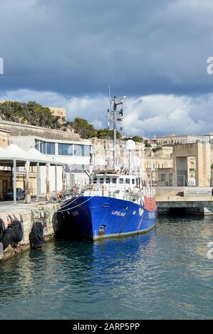 Valletta, MALTA - 11. JANUAR 2020: Ein ehemaliges Fischereiforschungsschiff, das in Aberdeen gebaut wurde und in schottischen Gewässern operiert, wurde die Clupea an die deutsche NGO Sea-Watch verkauft und zu einem Rettungsschiff für Migranten im Mittelmeer umgebaut. 2016 wurde es an Mission Lifeline verkauft und in Lifeline umbenannt. Nachdem Italien mit 239 Migranten an Bord die Einreise verweigert worden war, wurde es nach Malta zugelassen, wo es wegen unlauteren Besitzes und Flaggenrückführung mit dem Kapitän Claus-Peter Reisch festgenommen und gegen Kaution freigelassen wurde. Stockfoto