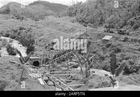 Rückgewinnungspipeline und Freistoß eines Wasserkraftwerks. Übersichtsdatum: 1947/01/01 Ort: Indonesien, Niederländisch-Ostindien Stockfoto