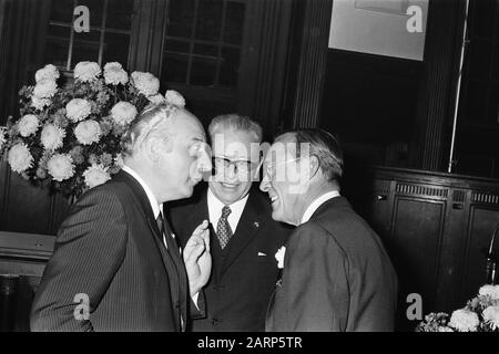 Staatsbesuch von Bundespräsident Heinemann von Westdeutschland in den Niederlanden V. L.N.R. Deutscher Außenminister Walter Scheel, Präsident Heinemann und Prinz Bernhard im Gespräch während eines Empfangs im Rathaus von Rotterdam Datum: 25. november 1969 Ort: Rotterdam, Zuid-Holland Schlüsselwörter: Minister, Präsidenten, Fürsten, Staatsbesuche persönlicher Name: Bernhard (Fürst Niederlande), Heinemann, Gustav, Scheel, Walter Stockfoto