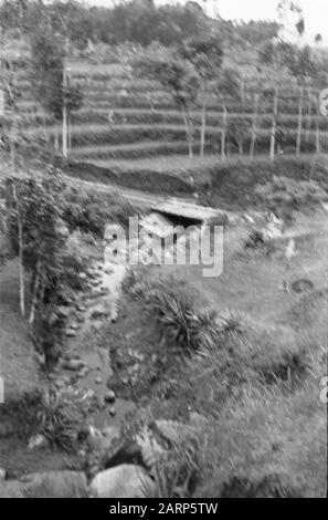 Rückgewinnungspipeline und Freistoß eines Wasserkraftwerks. Übersichtsdatum: 1947/01/01 Ort: Indonesien, Niederländisch-Ostindien Stockfoto