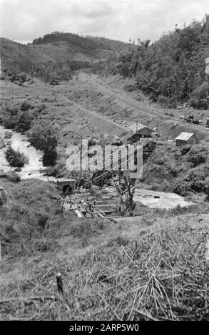 Rückgewinnungspipeline und Freistoß eines Wasserkraftwerks. Übersichtsdatum: 1947/01/01 Ort: Indonesien, Niederländisch-Ostindien Stockfoto