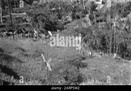 Rückgewinnungspipeline und Freistoß eines Wasserkraftwerks. Landschaftsdatum: 1947/01/01 Standort: Indonesien, Niederländisch-Ostindien Stockfoto