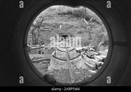 Rückgewinnungspipeline und Freistoß eines Wasserkraftwerks. Aufnahme aus dem Eisenbahntunnel Datum: 1947 Ort: Indonesien, Niederländisch-Ostindien Stockfoto