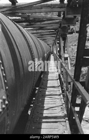 Rückgewinnungspipeline und Freistoß eines Wasserkraftwerks. Das neue Pipeline-Datum: 1947/01/01 Standort: Indonesien, Niederländisch-Ostindien Stockfoto