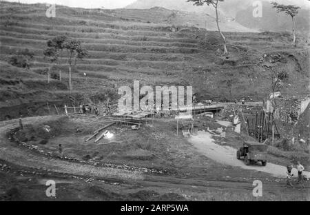 Rückgewinnungspipeline und Freistoß eines Wasserkraftwerks. Übersichtsdatum: 1947/01/01 Ort: Indonesien, Niederländisch-Ostindien Stockfoto