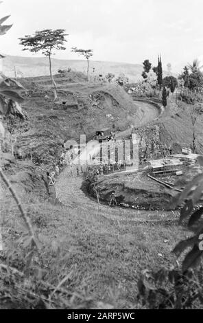 Rückgewinnungspipeline und Freistoß eines Wasserkraftwerks. Übersichtsdatum: 1947/01/01 Ort: Indonesien, Niederländisch-Ostindien Stockfoto