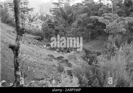 Rückgewinnungspipeline und Freistoß eines Wasserkraftwerks. Landschaftsdatum: 1947/01/01 Standort: Indonesien, Niederländisch-Ostindien Stockfoto