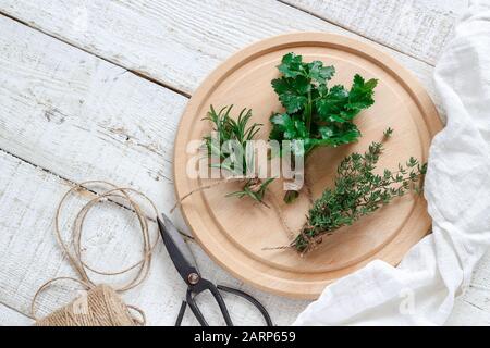 Frisch gepflückte grüne Gartenkräuter auf weißem Grund. Flaches Lay-Design Stockfoto