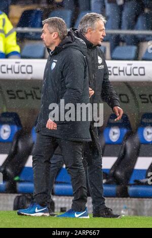 Uwe NEUHAUS (Hi., Coach, BI) und Thomas REIS (Trainer, BO) schütteln hinterher, Spielende, Geste, Geste, ganze Figur, Hochformat, Fußball 2. Bundesliga, 19. Spieltag, DSC Arminia Bielefeld (BI) - VfL Dortmund (BO) 2: 0, am 28. Januar 2020 in Bielefeld/Deutschland. ¬ Nutzung weltweit Stockfoto